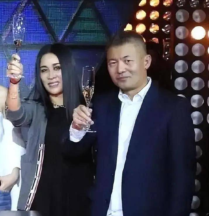57岁那英在伦敦过521，与老公孟桐手牵手约会（组图） - 16
