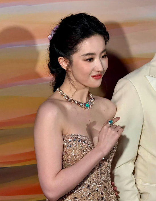 意大利这一夜，37岁刘亦菲秒了28岁Lisa，才知清爽和油腻的区别（组图） - 13