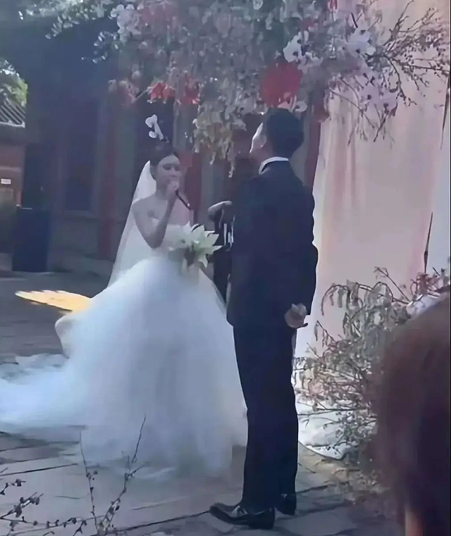 破防！汪小菲晒婚纱照，黄金捧花惊艳，婚礼誓词“内涵大S”！网友： 妥妥前任文学（组图） - 4