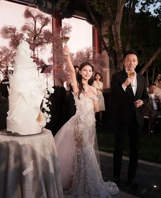 破防！汪小菲晒婚纱照，黄金捧花惊艳，婚礼誓词“内涵大S”！网友： 妥妥前任文学（组图） - 1