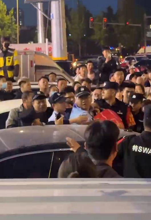 网传原配拦车上演“捉奸大戏”,小三遭扒光上衣靠公安红布笠头解围(视频/组图) - 2