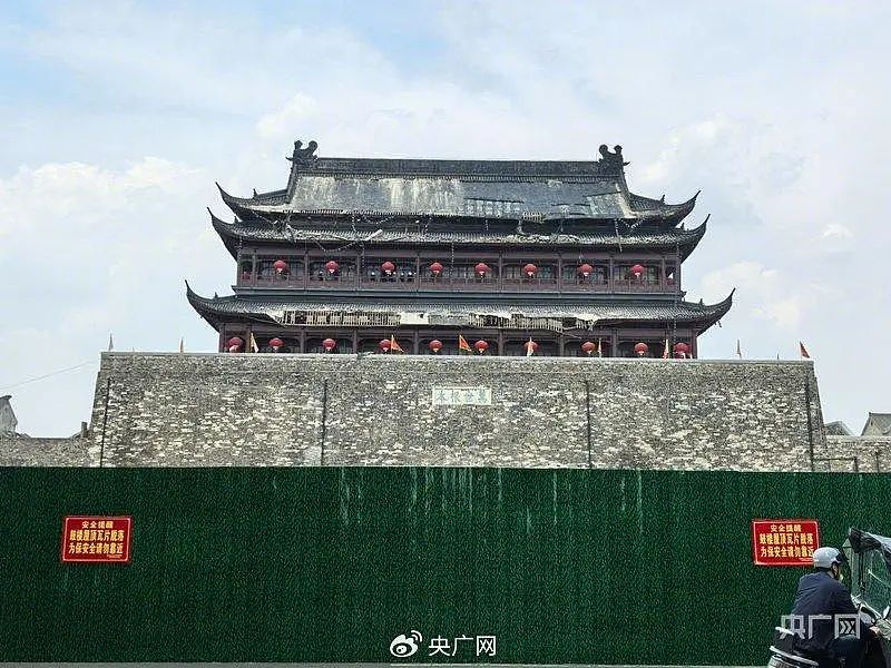 知名景点楼宇突发坍塌,去年刚花了近300万元维修,当地回应!央视曝光:坍塌部分系违规修建,是“假古董”(组图) - 8
