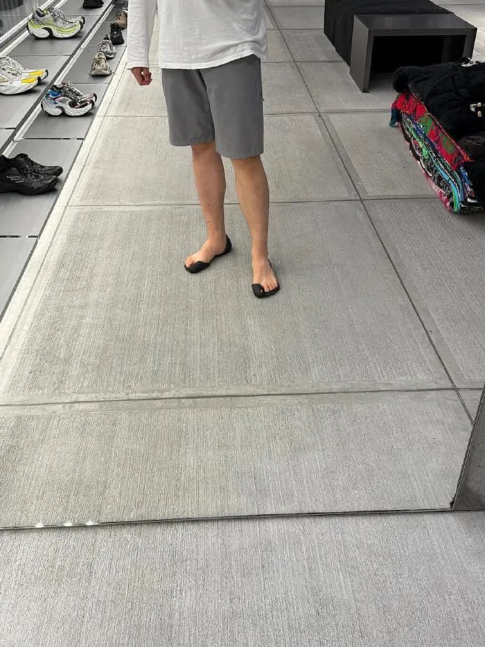 【爆笑】巴黎世家1w+的脚趾隐身鞋？网友迷惑：有钱人都玩那么抽象么（组图） - 5