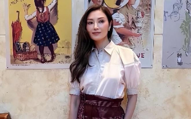 55岁李嘉欣在新加坡拍“港风”照,复刻20年前的自己(组图) - 4