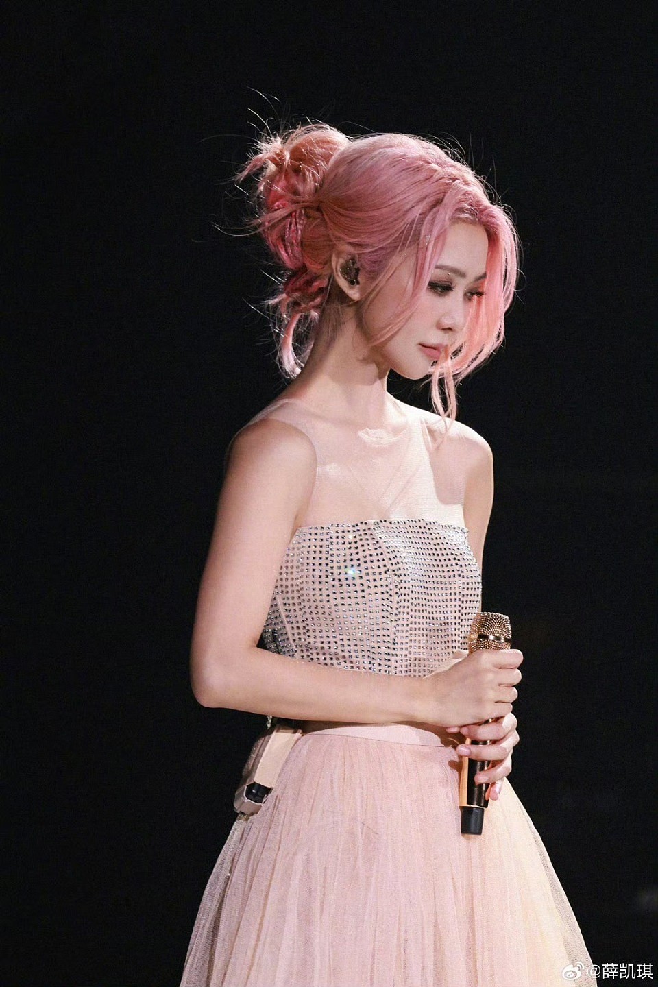 知名港星演唱会造型引热议!被指穿尿片劲歌热舞,获多位好友撑场(组图) - 7