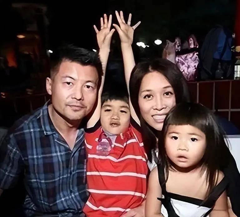 57岁那英在伦敦过521，与老公孟桐手牵手约会（组图） - 15