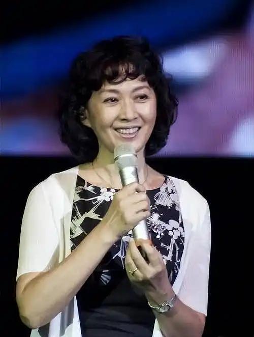 再看因流氓案“逃往”美国的双料影后龚雪，郭德纲说的话终于应验（组图） - 9