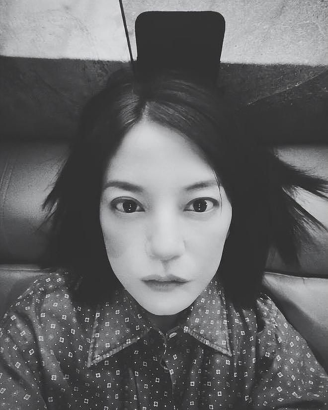 赵薇这是怎么了?520深夜发黑白照自拍!喊话:不再被恐惧束缚(组图) - 1