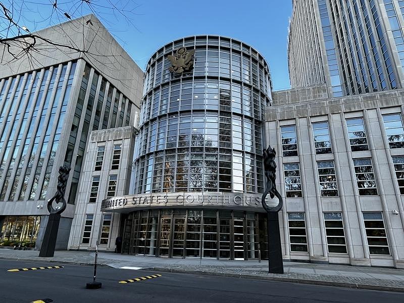 8华人假冒政府和企业诈骗长者1600万元现金、金条(图) - 1