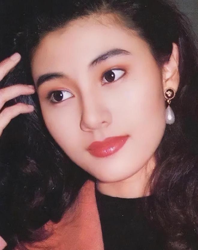 55岁李嘉欣在新加坡拍“港风”照,复刻20年前的自己(组图) - 7