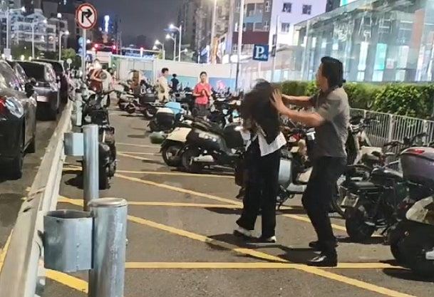 深圳女地铁站遭“摩的”司机当街暴打影片疯传！警方：患精神分裂症（组图） - 2
