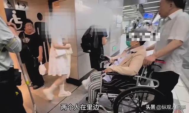 奇葩！情侣占用无障碍厕所1小时，3次敲门不开，女孩手里东西抢镜（组图） - 11