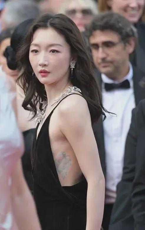 中国女星戛纳巅峰对决：她穿成东方名伶扛住生图，而她一改面相清纯变凌厉……（组图） - 21