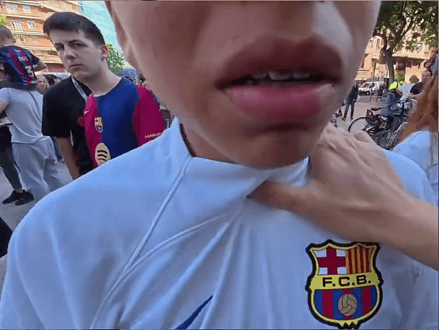 巴塞球迷辱华！中国球迷锁喉反击，球会方致歉：零容忍种族歧视（组图） - 4