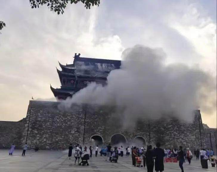 600年的凤阳鼓楼“瀑布式”坍塌，去年刚修缮（图） - 1