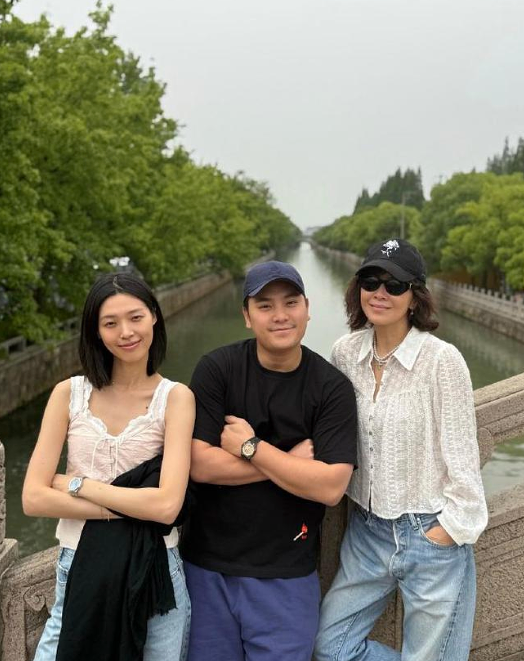 60岁仍光彩照人！刘嘉玲苏州省亲，淡妆出镜惊艳全场！网友：发现惊人大秘密（组图） - 3