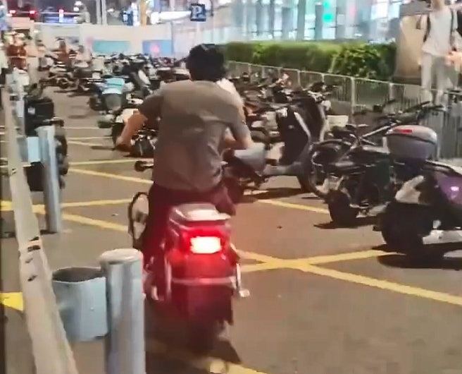 深圳女地铁站遭“摩的”司机当街暴打影片疯传！警方：患精神分裂症（组图） - 12