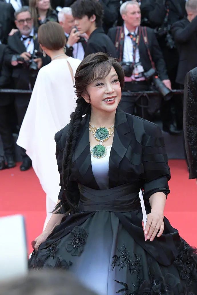 中国女星戛纳巅峰对决：她穿成东方名伶扛住生图，而她一改面相清纯变凌厉…（组图） - 3