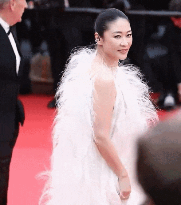 中国女星戛纳巅峰对决：她穿成东方名伶扛住生图，而她一改面相清纯变凌厉…（组图） - 9