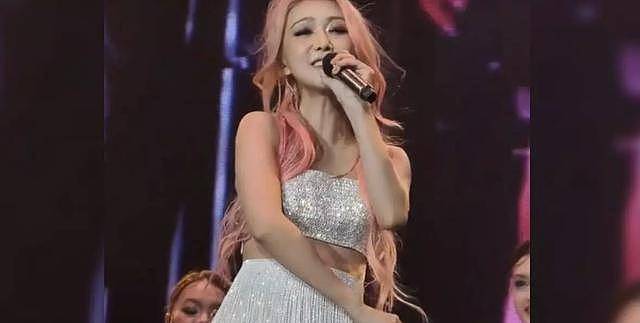 知名港星演唱会造型引热议!被指穿尿片劲歌热舞(组图) - 4