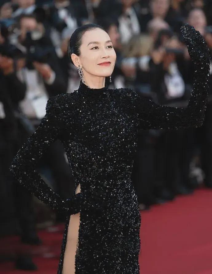 中国女星戛纳巅峰对决：她穿成东方名伶扛住生图，而她一改面相清纯变凌厉……（组图） - 6