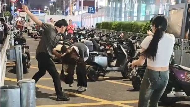 深圳女地铁站遭“摩的”司机当街暴打影片疯传！警方：患精神分裂症（组图） - 1