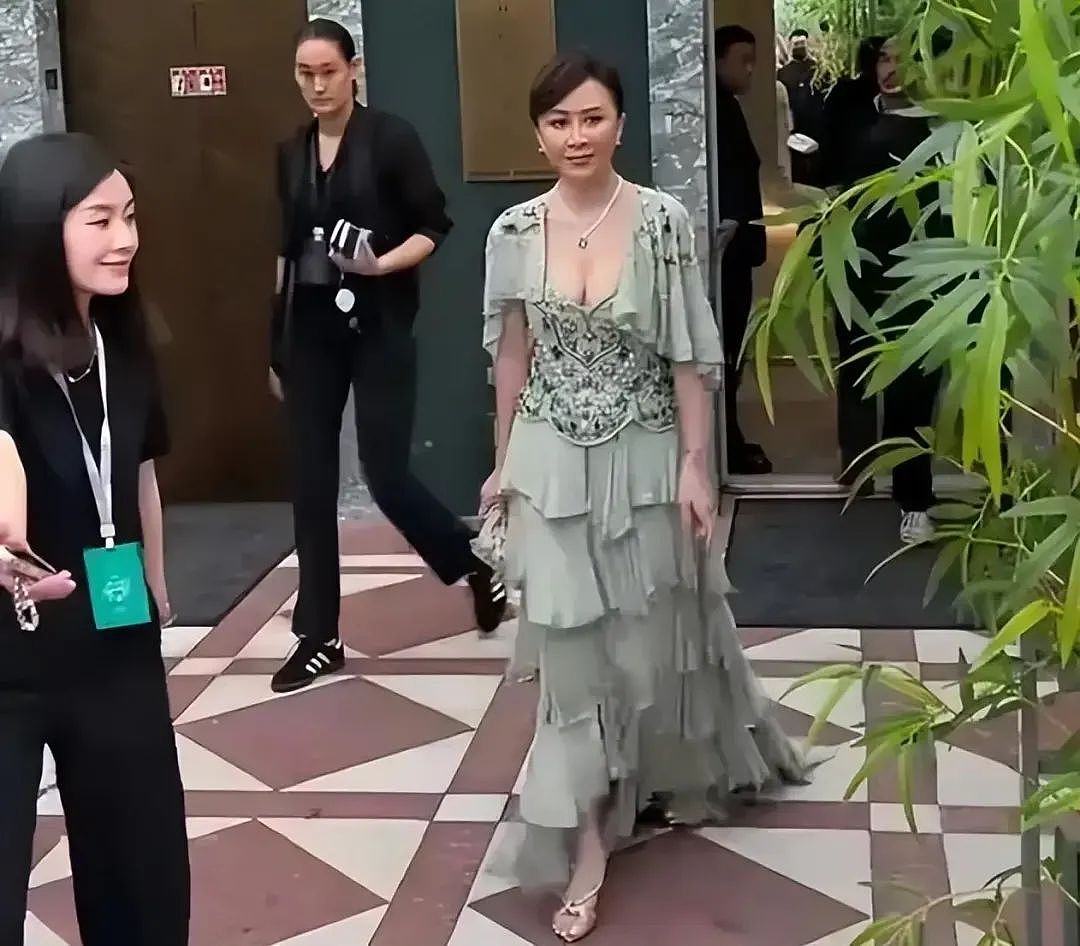 60岁仍光彩照人！刘嘉玲苏州省亲，淡妆出镜惊艳全场！网友：发现惊人大秘密（组图） - 11