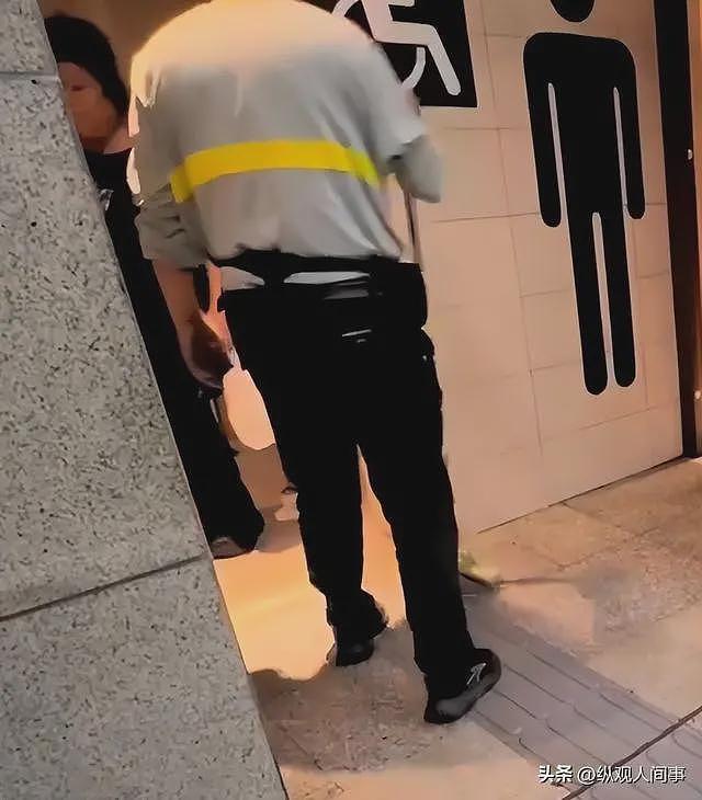 奇葩！情侣占用无障碍厕所1小时，3次敲门不开，女孩手里东西抢镜（组图） - 13