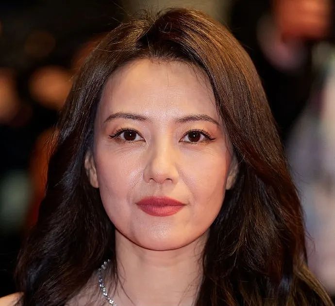 中国女星戛纳巅峰对决：她穿成东方名伶扛住生图，而她一改面相清纯变凌厉…（组图） - 17