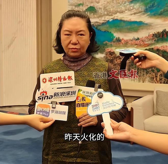 刘敏涛含泪奔赴朱媛媛告别仪式,双手合十哭泣不止(组图) - 8