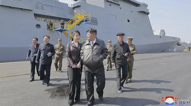 朝鲜5千吨驱逐舰下水失败，舰体或扭断，金正恩震怒下令严办（组图） - 3