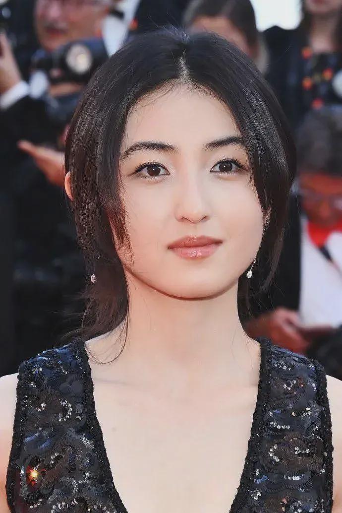 中国女星戛纳巅峰对决：她穿成东方名伶扛住生图，而她一改面相清纯变凌厉……（组图） - 28