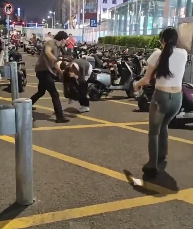 女子拒绝乘车遭摩的司机当街殴打?深圳警方通报:已抓获,曾确诊精神分裂症(组图) - 1
