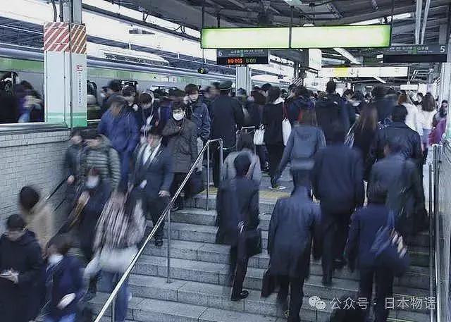 中国游客在日本电车上占据优先席大吃大喝，被两名日本辣妹怼了……（组图） - 2