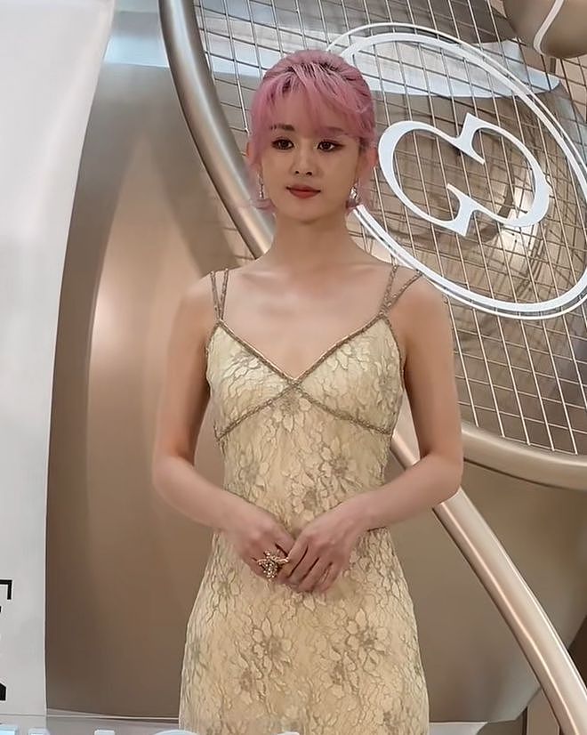 赵丽颖恋情曝光后首现身,粉发被吐槽像精神小妹,秀美背力挽狂澜(组图) - 2