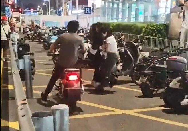深圳女地铁站遭“摩的”司机当街暴打影片疯传！警方：患精神分裂症（组图） - 9