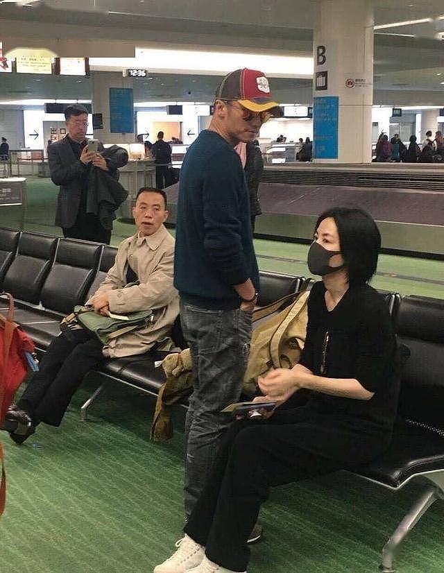 “锋菲”蜜游东京：王菲幸福肥，谢霆锋帮背包（组图） - 6