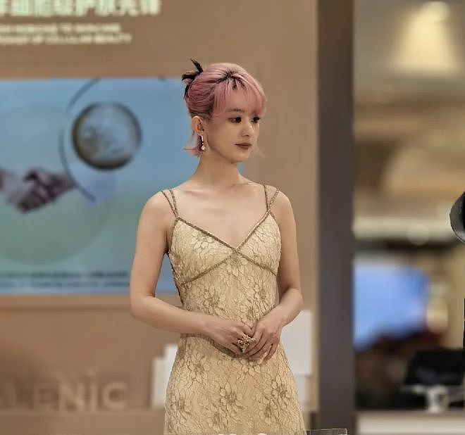 赵丽颖恋情曝光后首现身,粉发被吐槽像精神小妹,秀美背力挽狂澜(组图) - 4