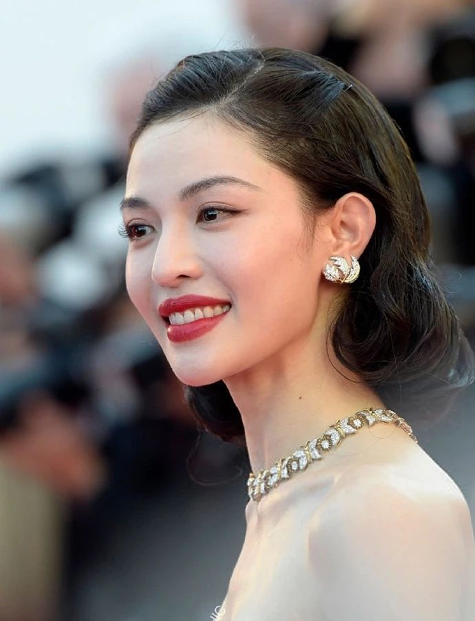 中国女星戛纳巅峰对决：她穿成东方名伶扛住生图，而她一改面相清纯变凌厉…（组图） - 20