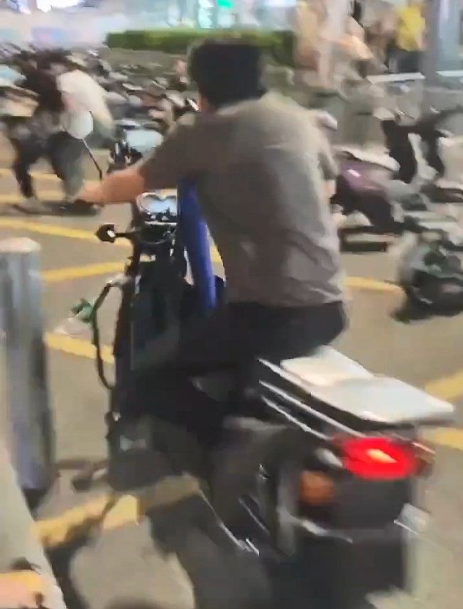 深圳女地铁站遭“摩的”司机当街暴打影片疯传！警方：患精神分裂症（组图） - 8