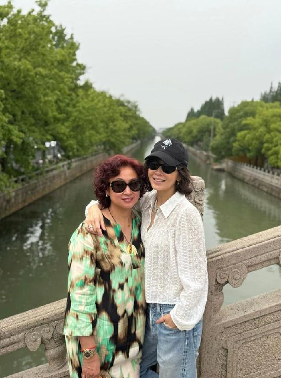 60岁仍光彩照人！刘嘉玲苏州省亲，淡妆出镜惊艳全场！网友：发现惊人大秘密（组图） - 6