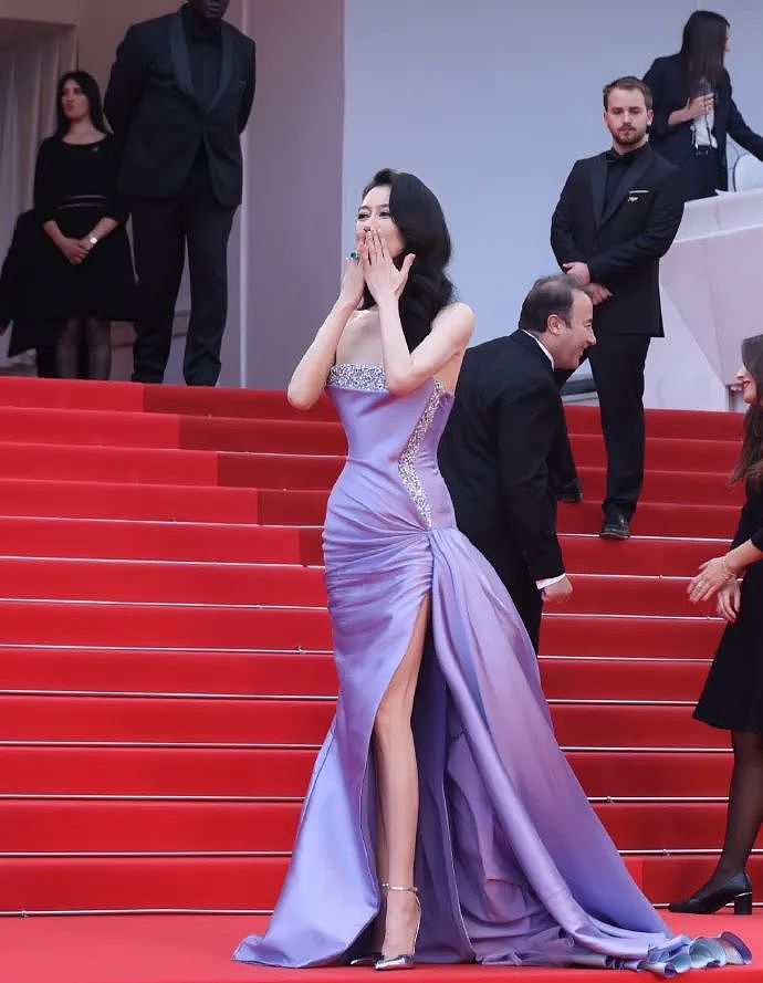 中国女星戛纳巅峰对决：她穿成东方名伶扛住生图，而她一改面相清纯变凌厉…（组图） - 7