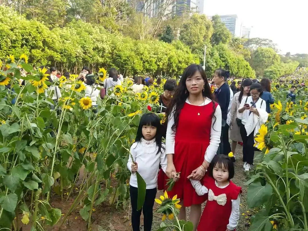被骂“以色示人”后，女诗人的反击（组图） - 1