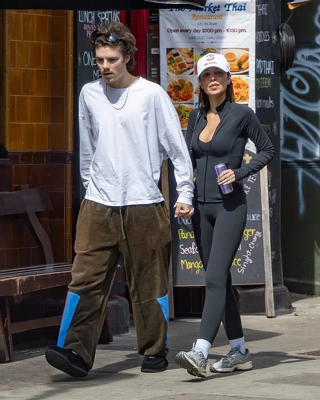 贝克汉姆三儿子久违亮相双颊凹陷,大10岁女友引热议,撞脸了贝嫂(组图) - 2