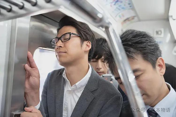 中国游客在日本电车上占据优先席大吃大喝，被两名日本辣妹怼了……（组图） - 5
