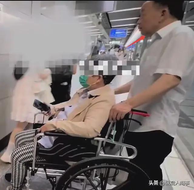 奇葩！情侣占用无障碍厕所1小时，3次敲门不开，女孩手里东西抢镜（组图） - 12