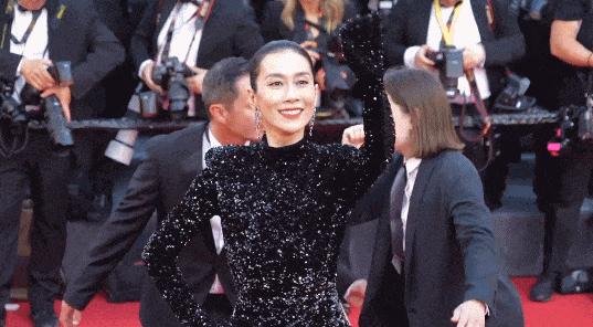 中国女星戛纳巅峰对决：她穿成东方名伶扛住生图，而她一改面相清纯变凌厉……（组图） - 8