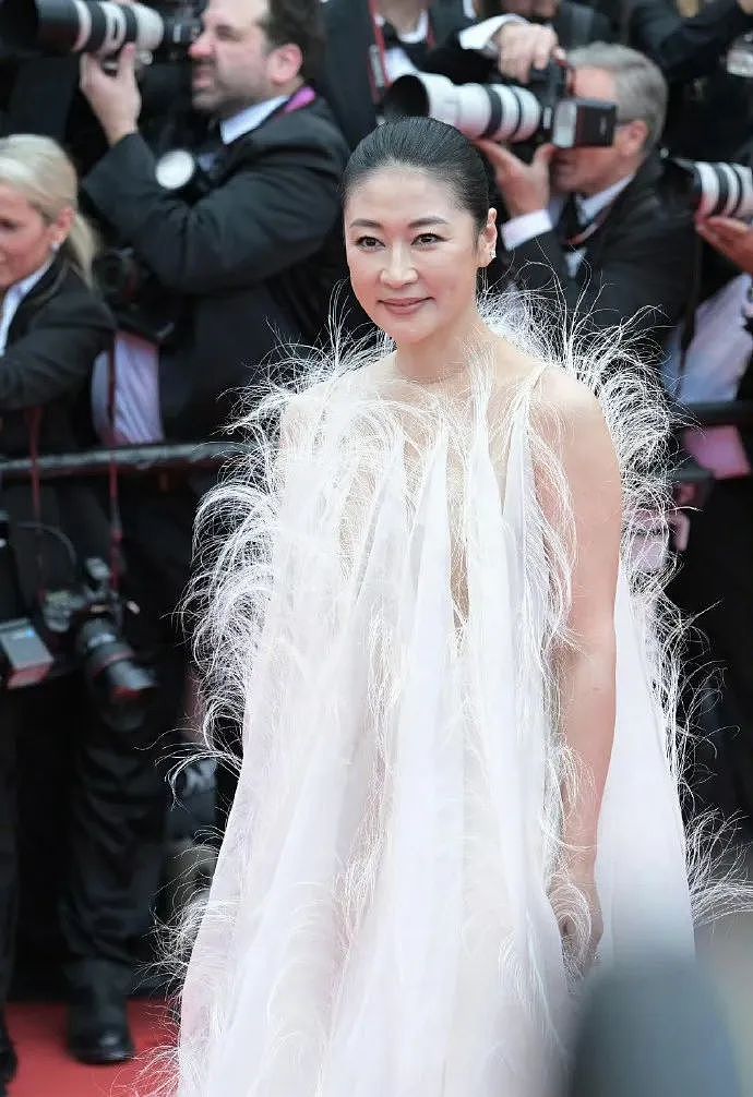 中国女星戛纳巅峰对决：她穿成东方名伶扛住生图，而她一改面相清纯变凌厉…（组图） - 10