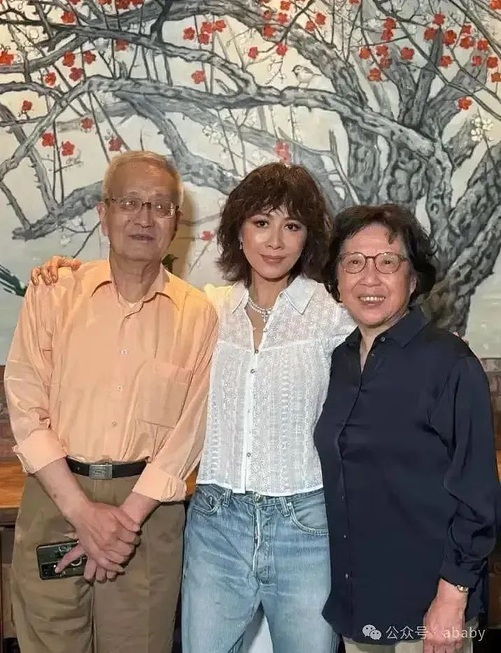 60岁仍光彩照人！刘嘉玲苏州省亲，淡妆出镜惊艳全场！网友：发现惊人大秘密（组图） - 2