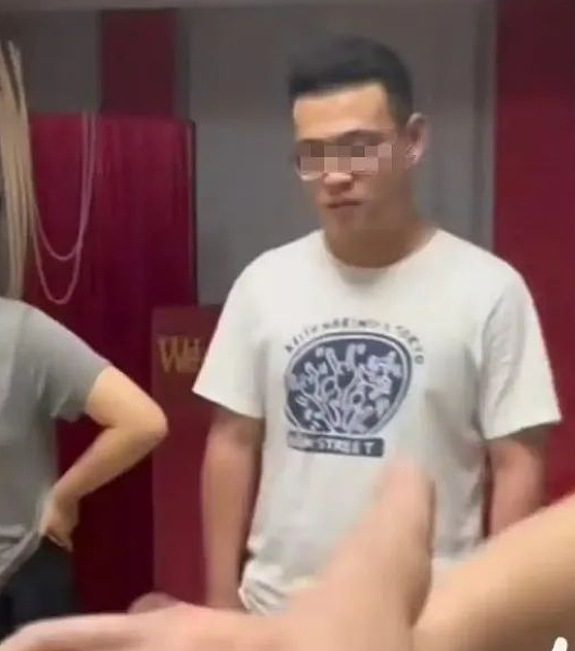 浙江男子月薪3000一夫二妻住一套婚房，全家瞒着演戏，他不止是胆子大...（组图） - 8
